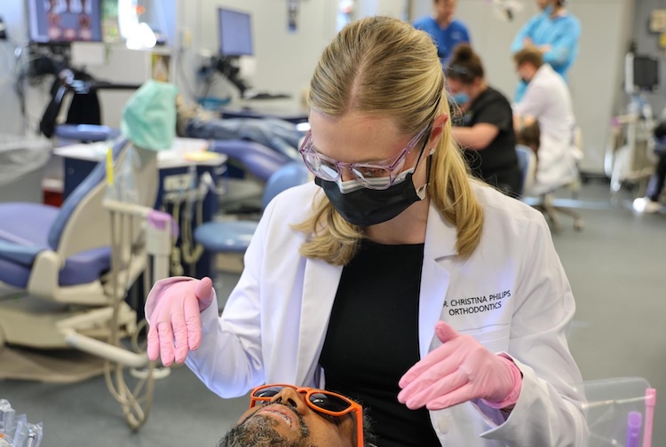 의자에 앉은 환자와 상담하는 치과교정의