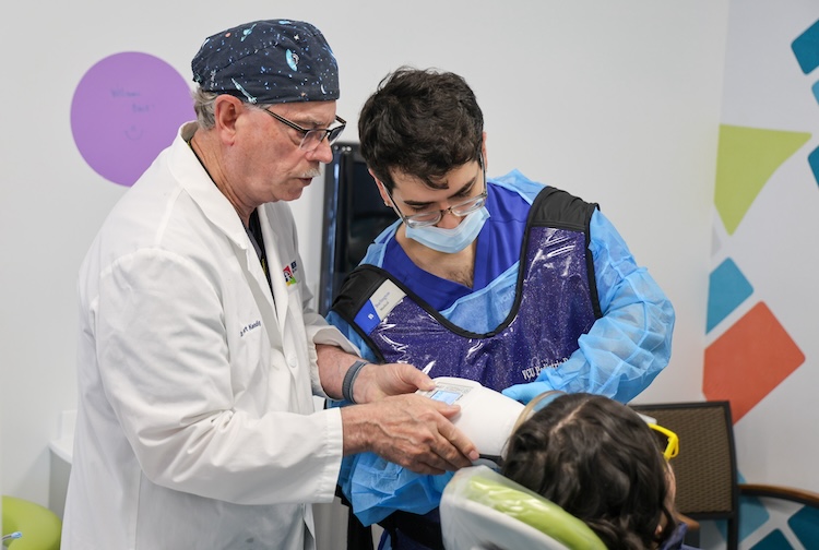 함께 일하는 의사와 치과 학생