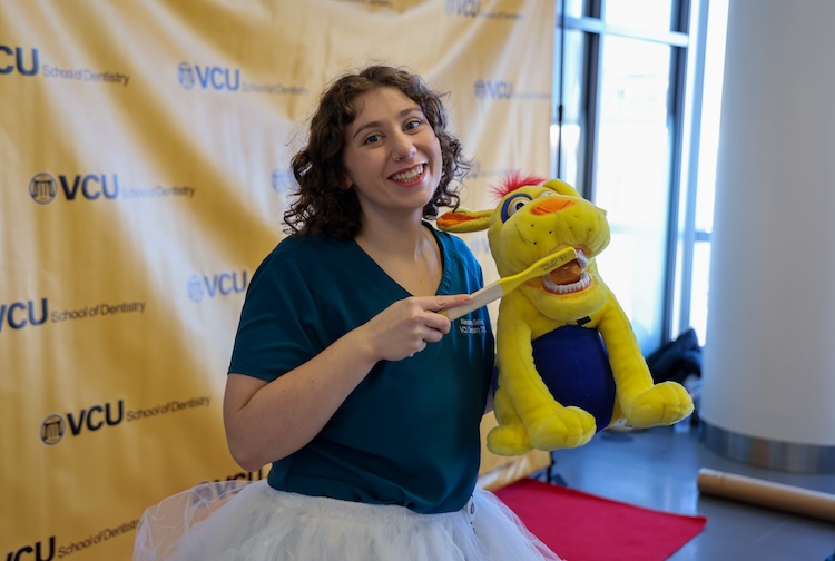 동물의 치아를 칫솔질하는 치과 학생