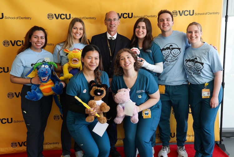 함께 서 있는 치과 학생 그룹