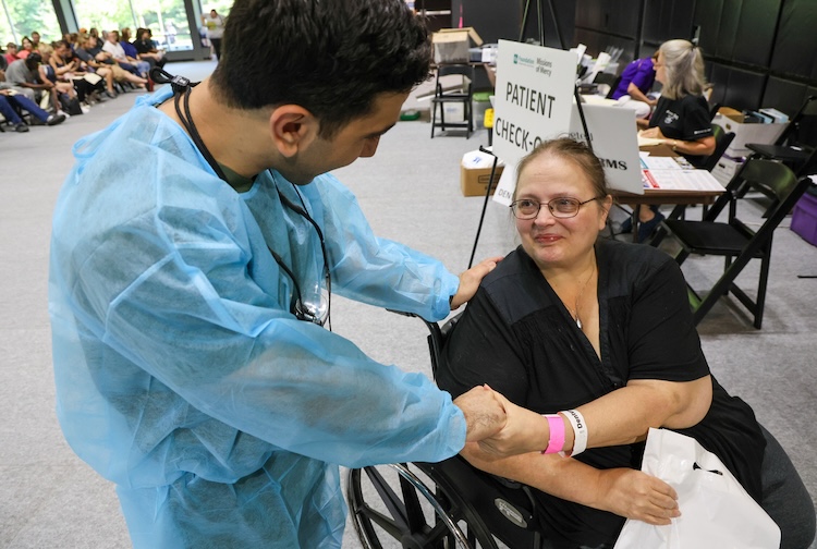 이벤트에서 치과의사가 환자와 악수함