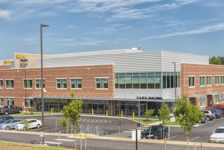 C.A.R.E.의 외부 건물의 입구 및 주차장