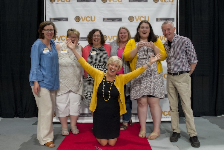 웃고 있는 사람들의 단체 사진