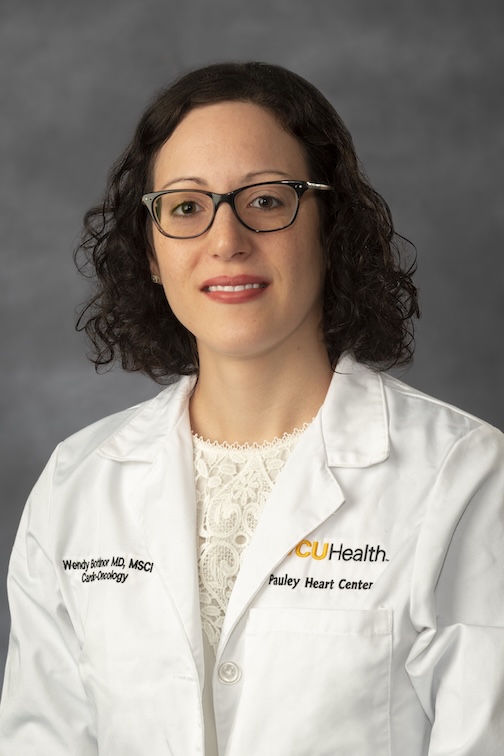 박사. Bottinor는 흰색 카지노용 코트와 안경을 착용하고 있습니다.