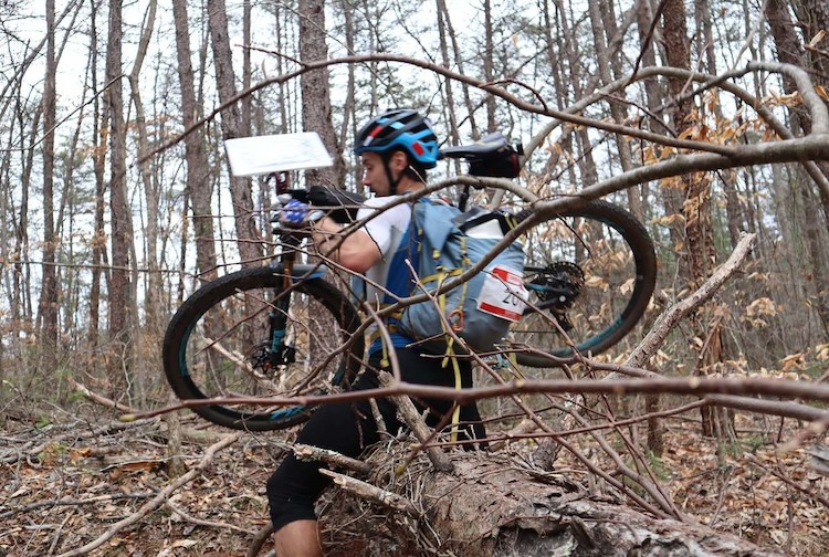 숲속에서 자전거를 타고 걷는 남자