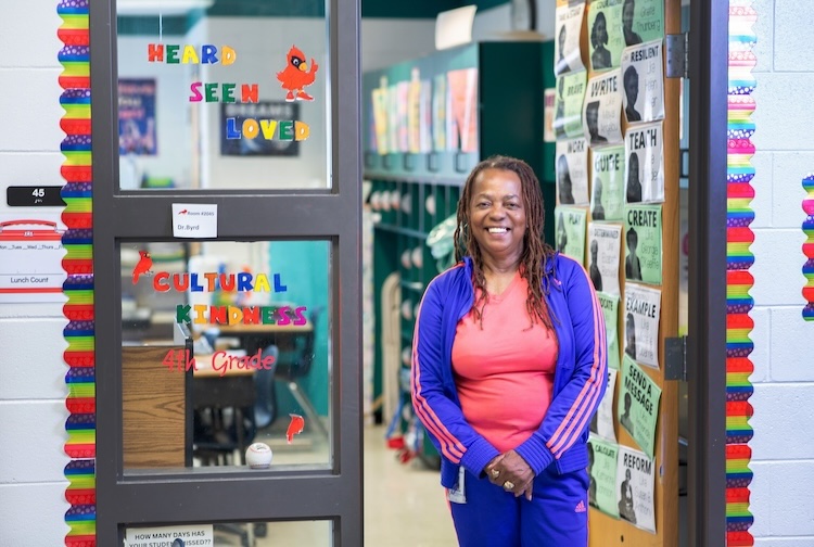 필리스 버드가 교실 문간에 서있습니다.