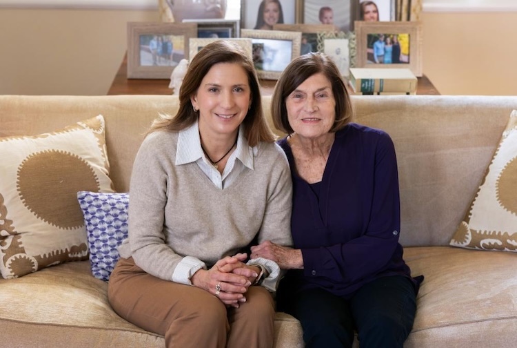 딸과 어머니가 소파에 앉아있습니다.