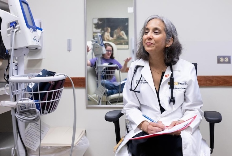 의사가 앉아서 환자의 말을 듣는다