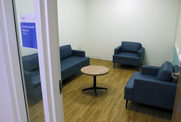 여러 개의 크고 편안한 의자가 있는 개인실.