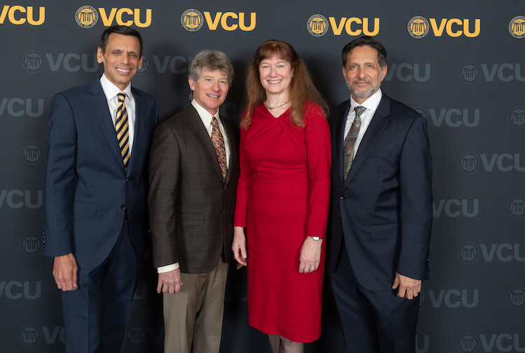 카지노사이트 배경 앞에서 포즈를 취하는 네 사람