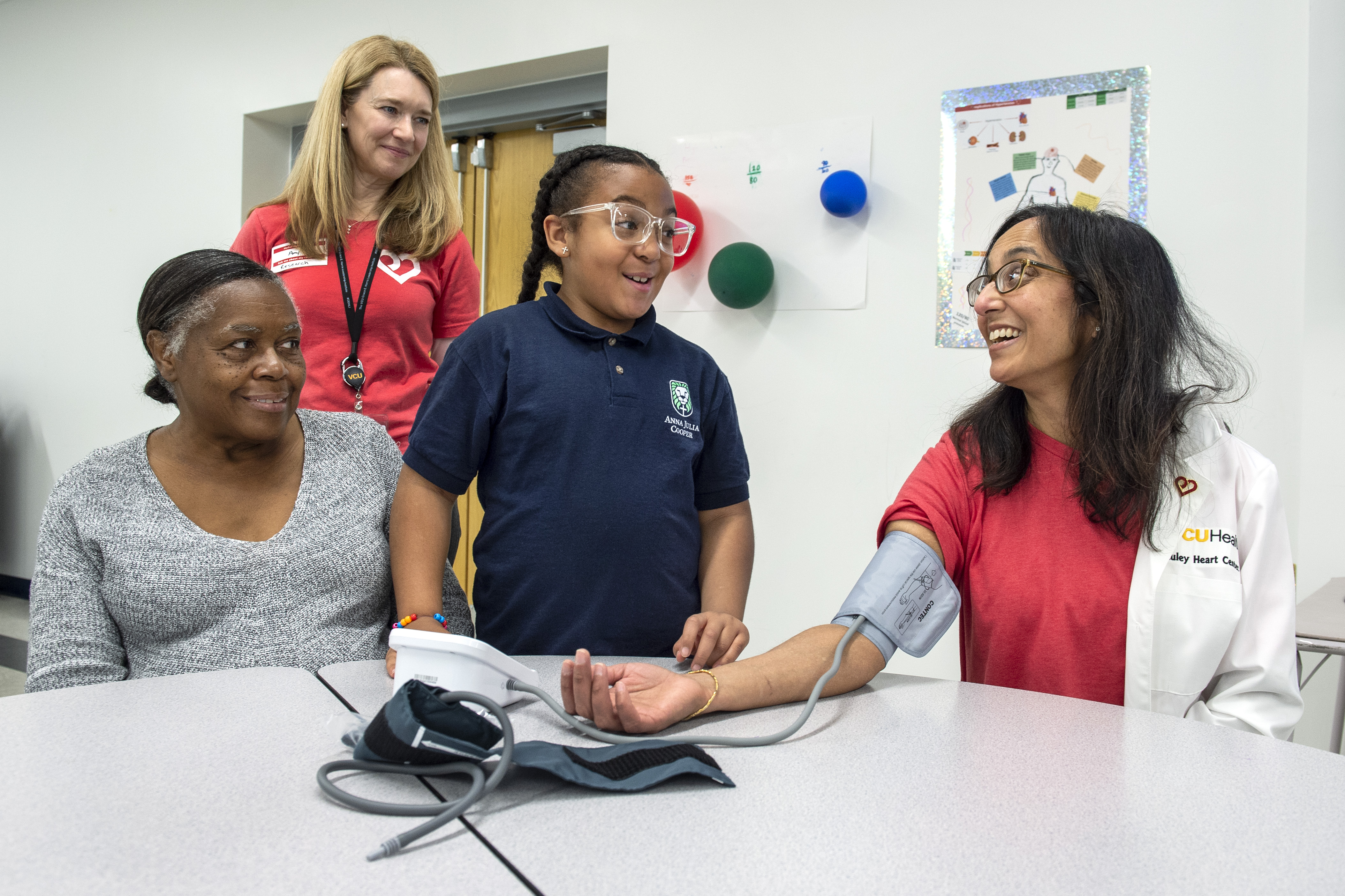 의사의 혈압을 재는 아이