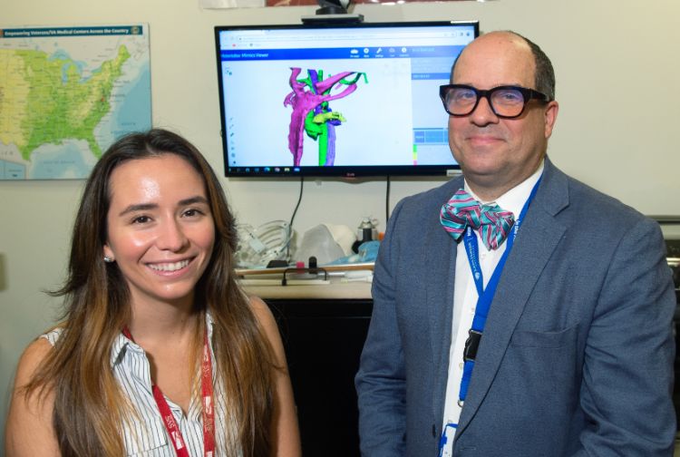 Diana Otoya, M'19 및 Michael Amendola, M'02, H'07, F'09. (Kevin Morley, 대학 마케팅)