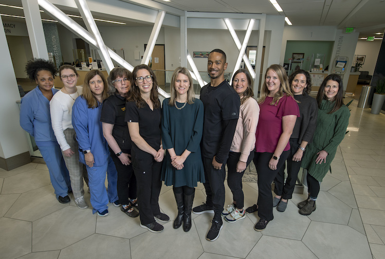 팀원들이 ALS 클리닉 밖에서 포즈를 취하고 있습니다.