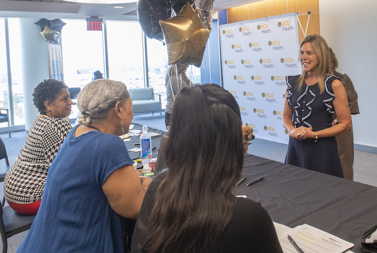 대화에 참여하는 영부인