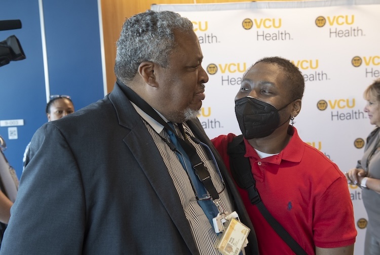 포옹을 나누는 두 사람