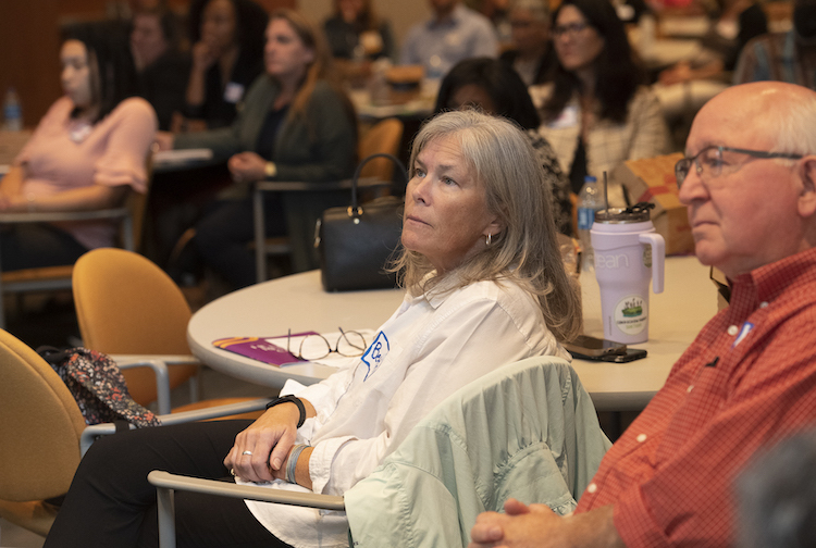 청중이 적극적으로 듣고 있습니다.