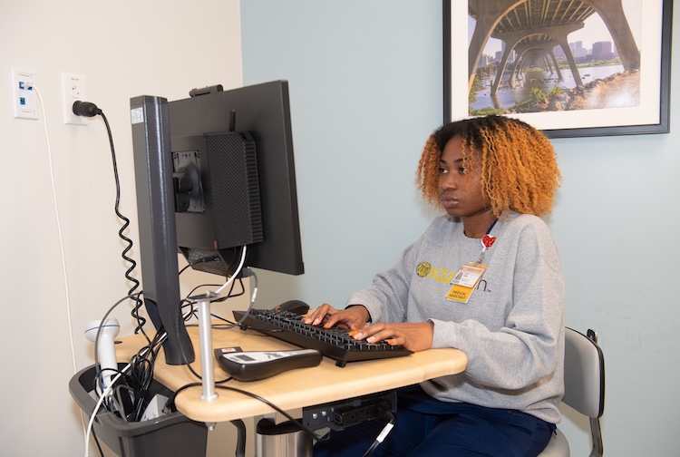 책상에서 일하고 있는 여자