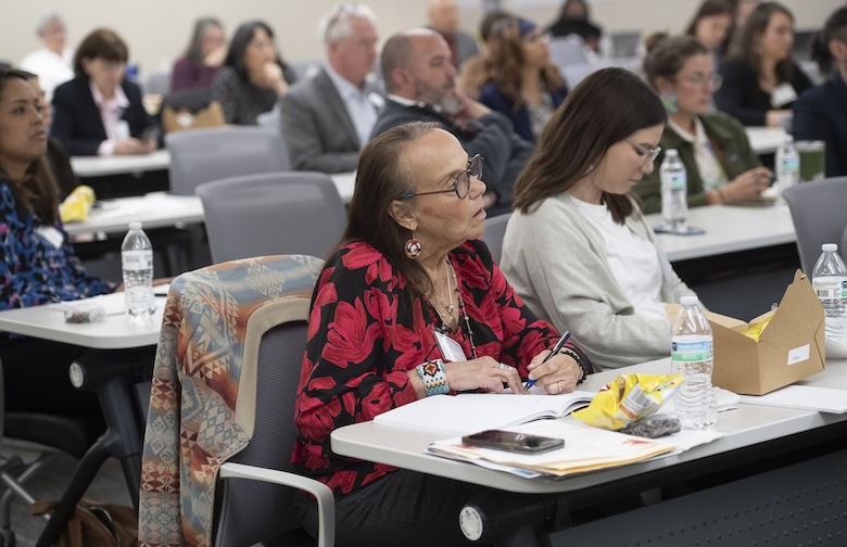 테이블에 앉아 있는 사람들의 그룹.