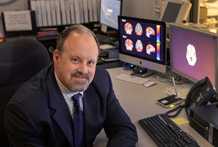 남자가 양복을 입고 책상에 앉아있습니다.