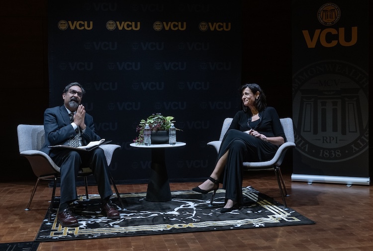 무대 위 의자에 앉아 있는 두 사람