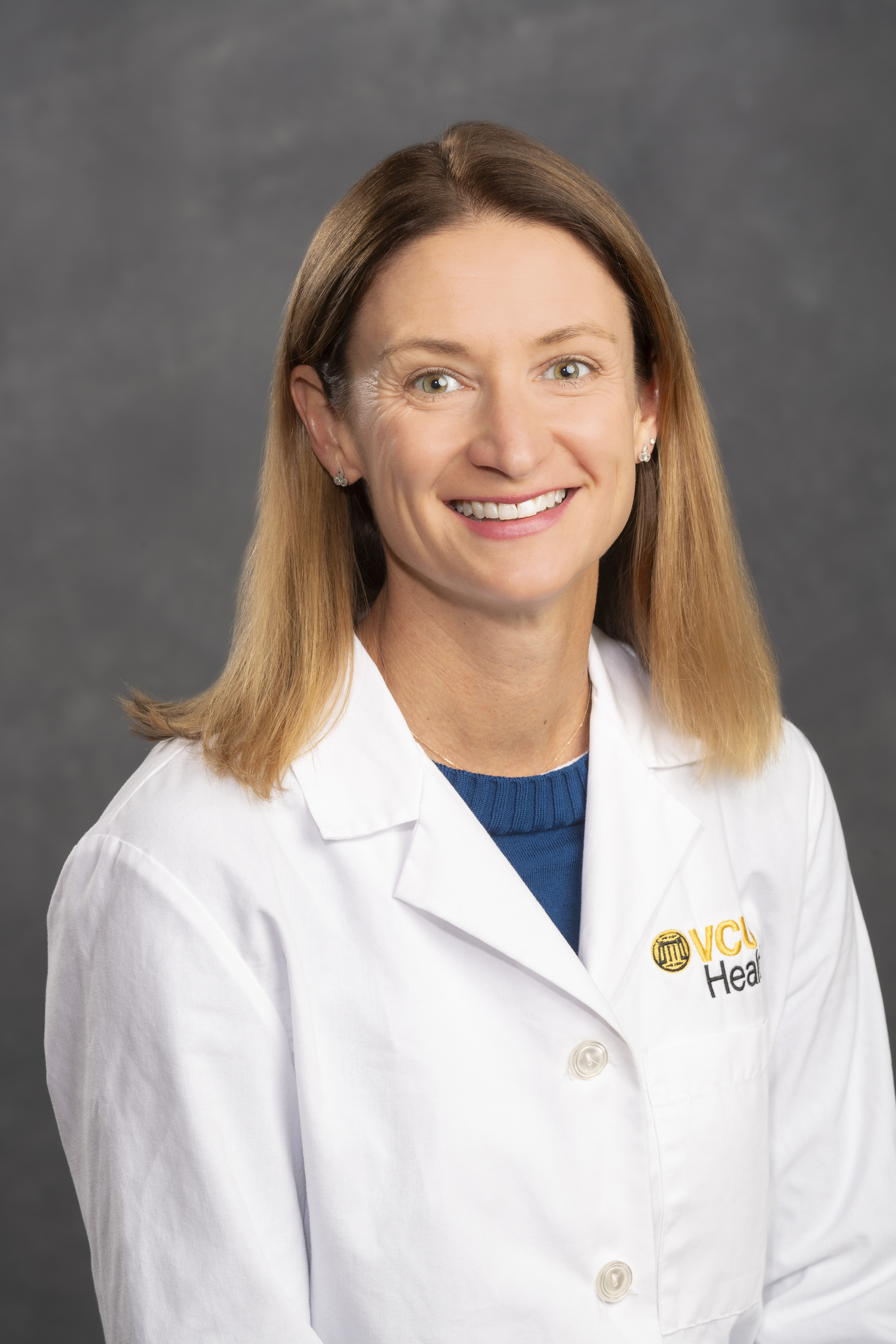 박사. Limmer는 카지노용 흰색 가운을 입고 앉아 있습니다.