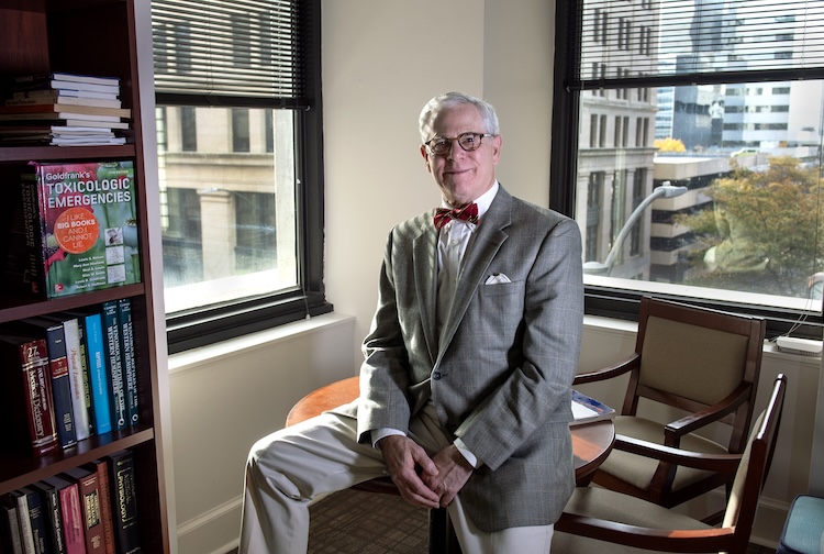 나비넥타이를 매고 웃는 남자