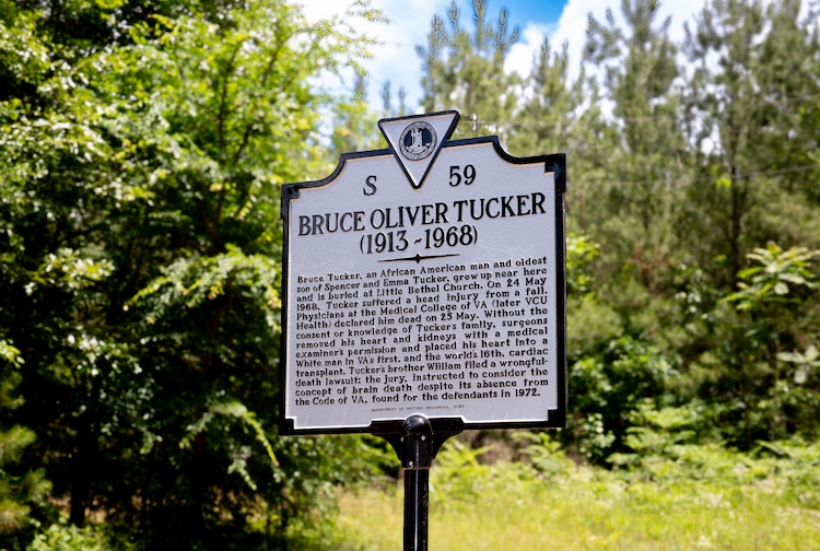 도로 근처의 고속도로 표시