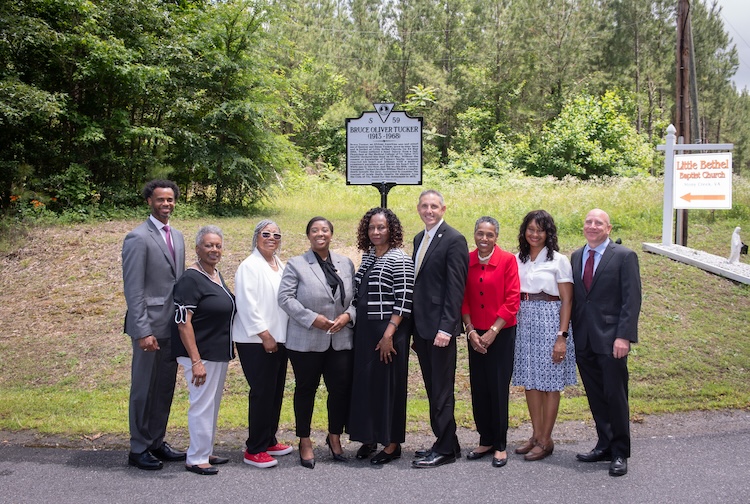 카지노사이트 회원, 주 지도자 및 Tucker의 가족