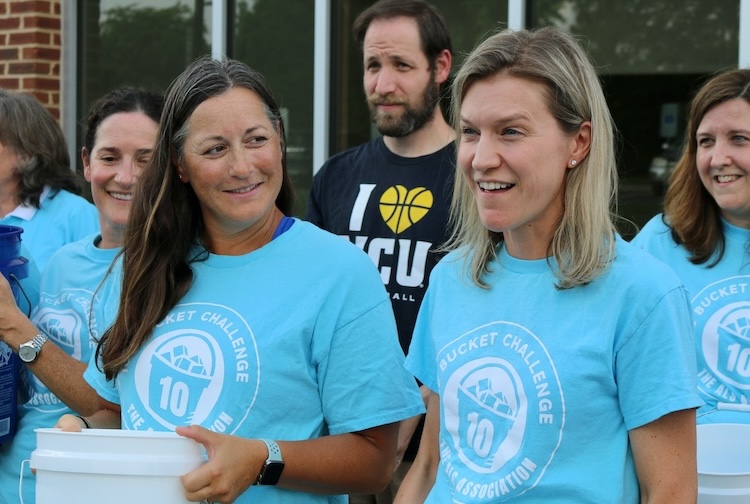 Kelly Gwathmey가 ALS 클리닉 회원들의 머리에 얼음물이 담긴 양동이를 쏟아 붓기 전에 서 있습니다.