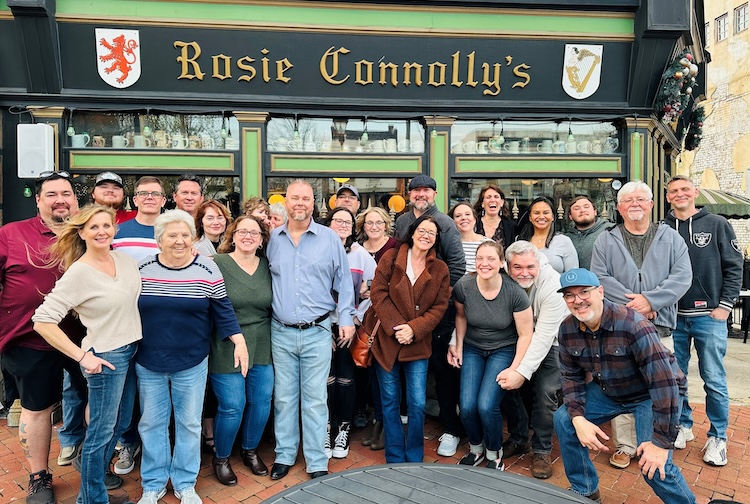 리치먼드 시내에 있는 Rosie Connolly의 펍 밖에 있는 친구들.