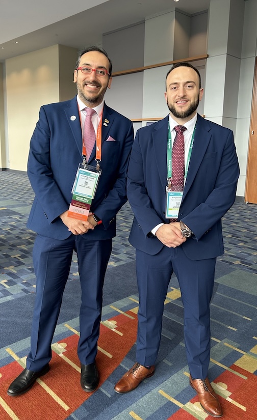 회의에 양복을 입은 두 남자