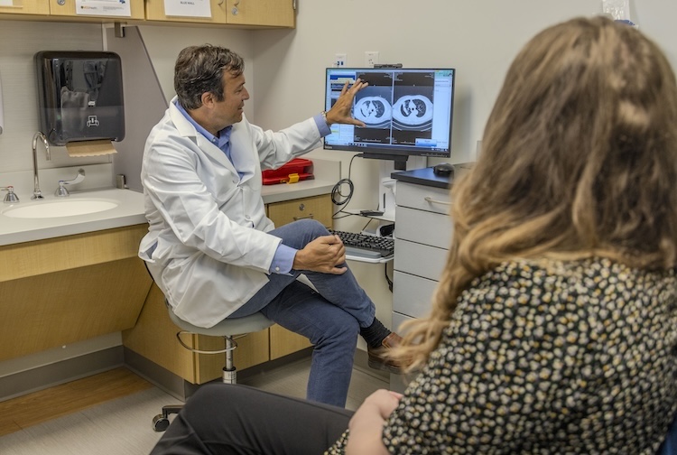 병실에서 말하는 남자