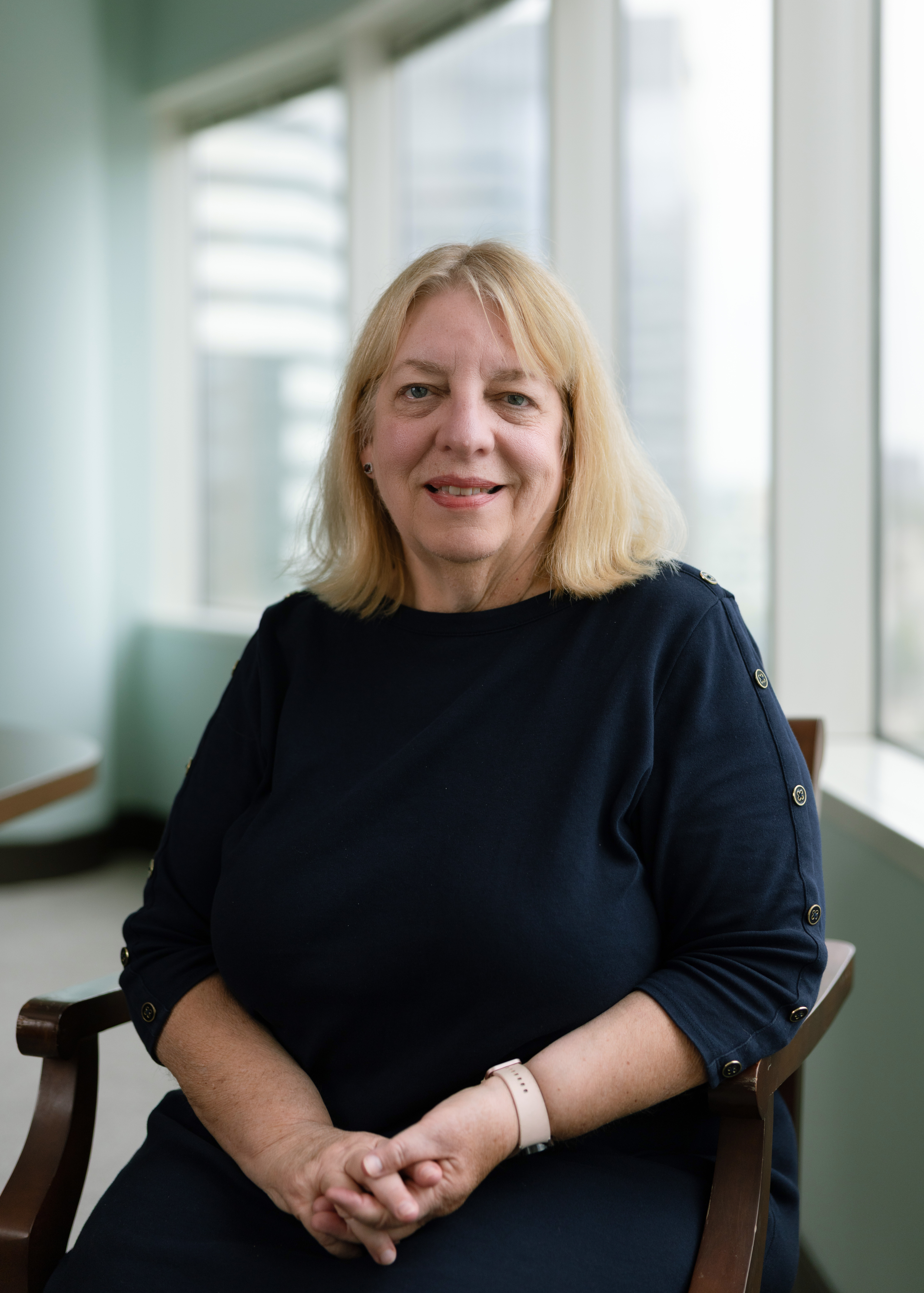 검은색 블라우스를 입은 여자