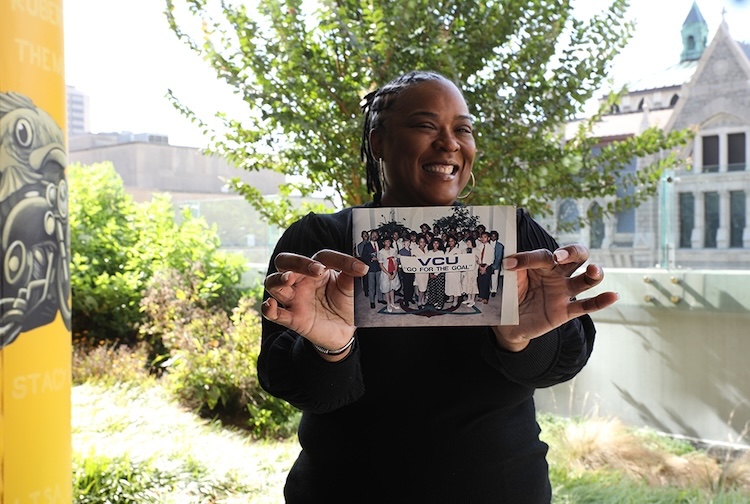 사진을 들고 있는 여성들