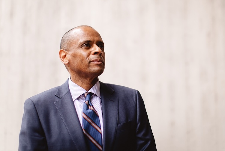 먼 곳을 바라보고 있는 남자