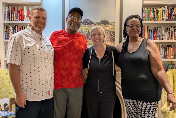 James Ellis와 Alisha Beesinger의 가족이 함께 사진을 찍습니다.