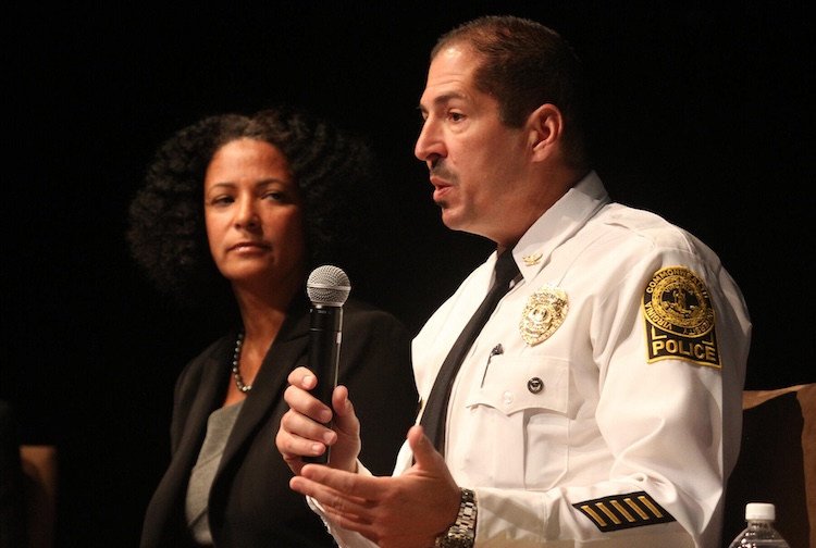 마이크를 들고 군중에게 말하는 남자