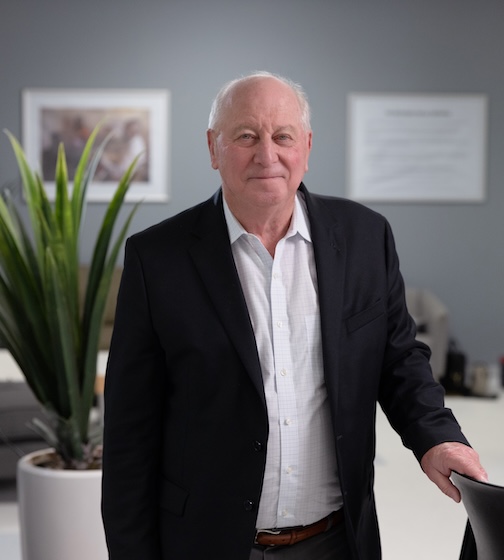 양복을 입은 남자가 사무실에 서 있습니다.