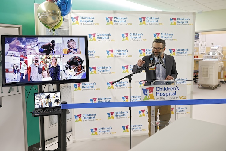 연단에서 자신의 여정을 공유하는 휴 클라인