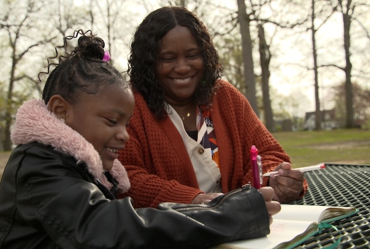 공원에서 손녀와 함께 있는 추완다