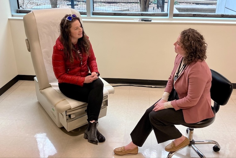 병실에서 환자 Kelsey Bracewell과 이야기하는 Rani Thompson