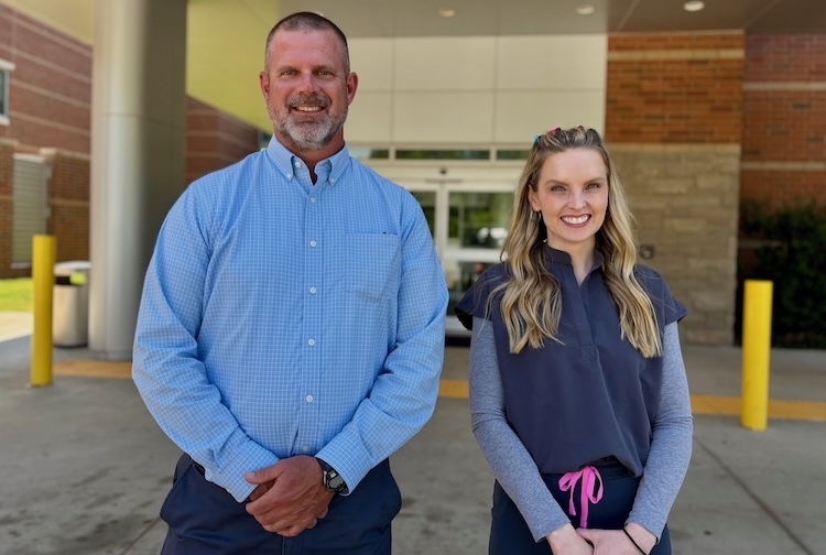 병원 응급실 앞에 있는 카지노 전문가 그룹.