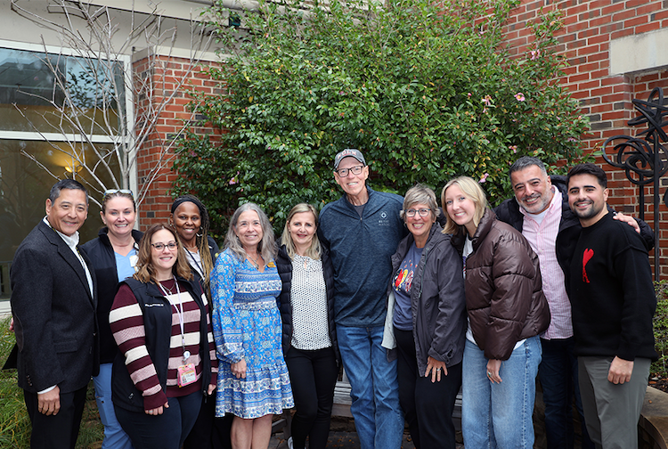 건물 밖에 함께 서 있는 사람들의 그룹