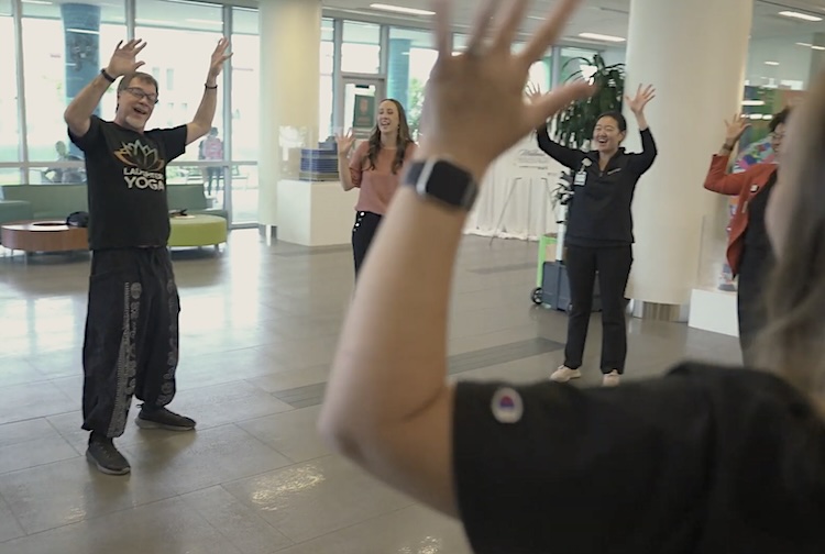 손을 들고 원 안에 있는 사람들의 그룹