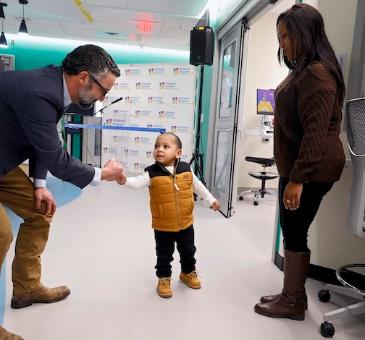 휴 클라인과 레녹스 크러치필드가 악수를 나누고 있습니다.