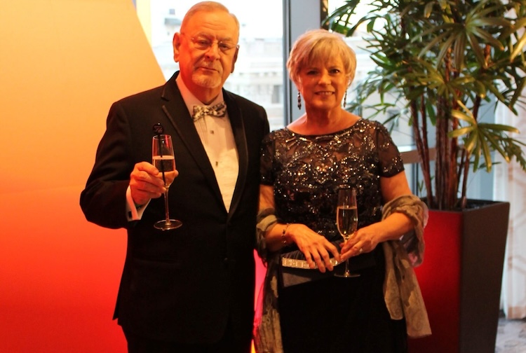 갈라를 위해 모두 차려입은 여자와 함께 서 있는 남자