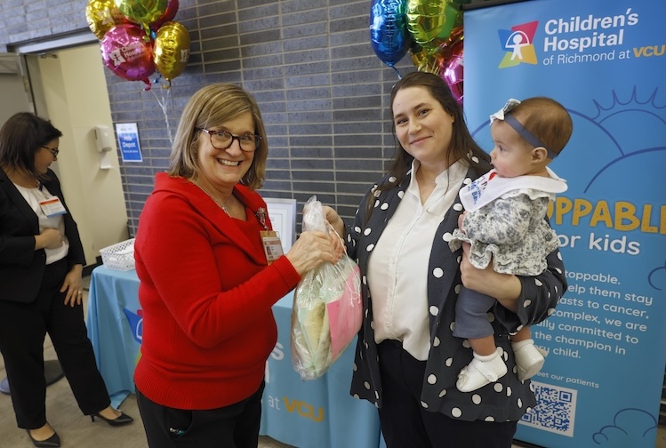 Jillian Prez와 함께 기부금을 들고 있는 Lisa Ripp