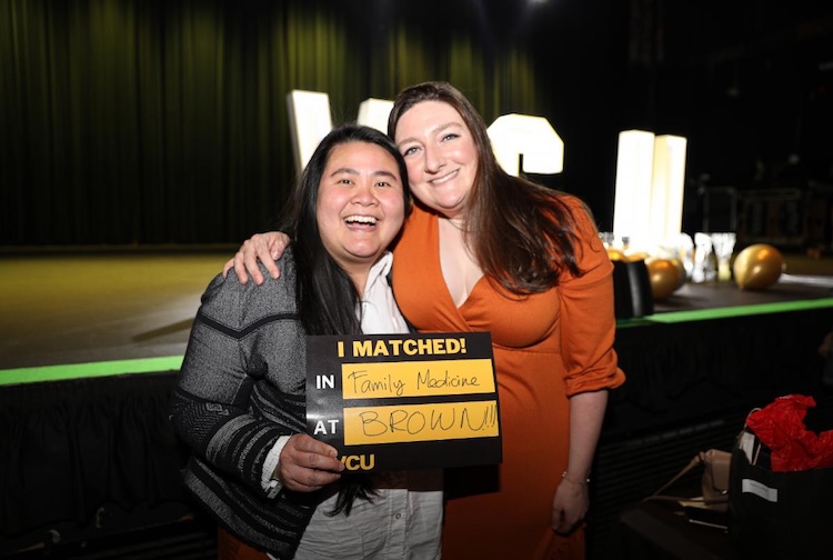 웃고 서로 포옹하는 두 여자