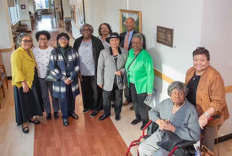 터커 가족 구성원이 명판 설치 근처에 서 있습니다.