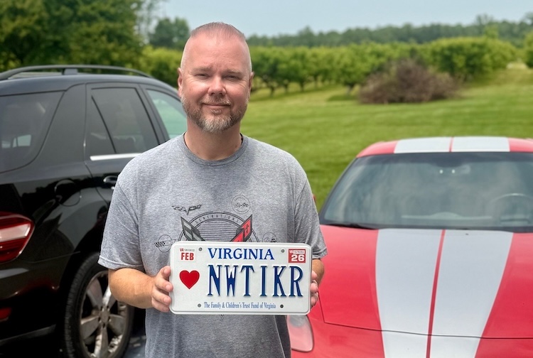 브라이언이 새 코르벳의 번호판을 들고 있습니다.